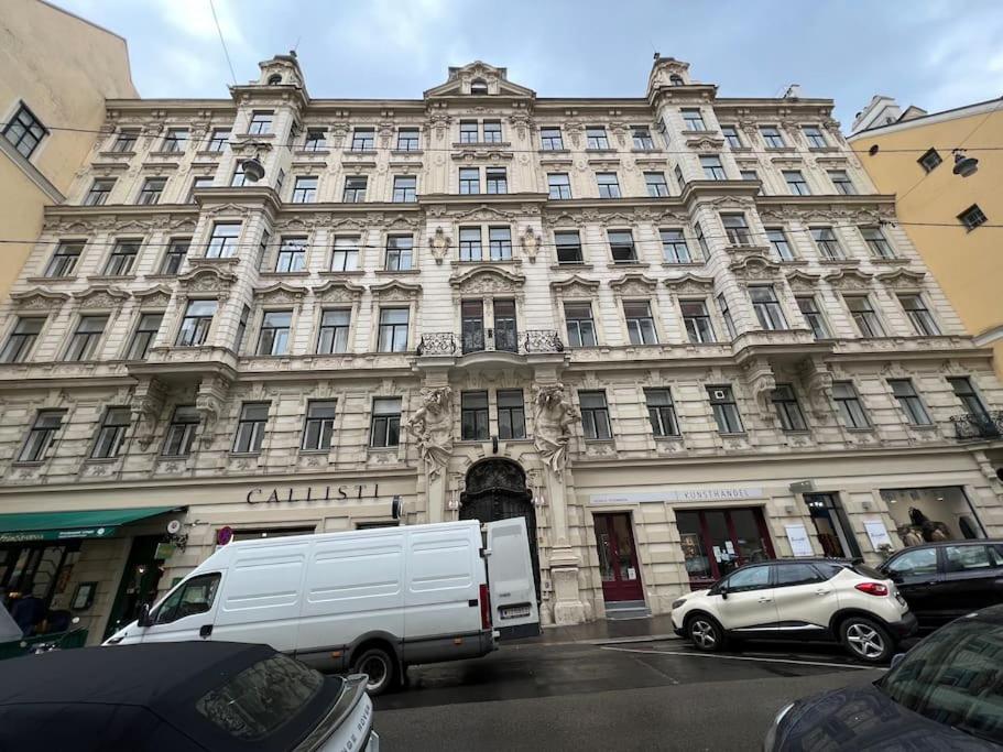 Design Apartment In The Centre Of Вена Экстерьер фото