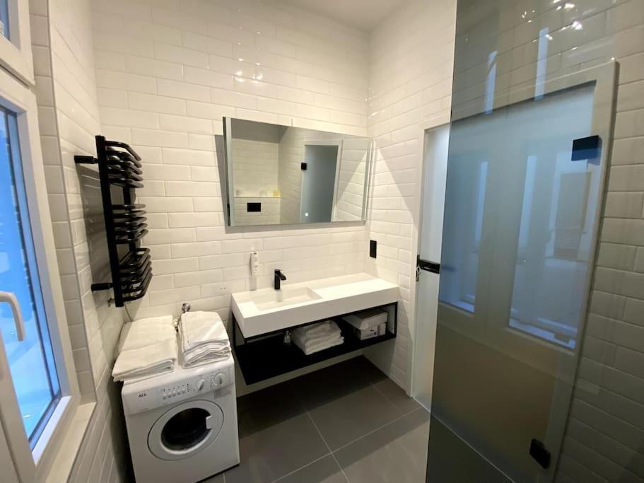 Design Apartment In The Centre Of Вена Экстерьер фото