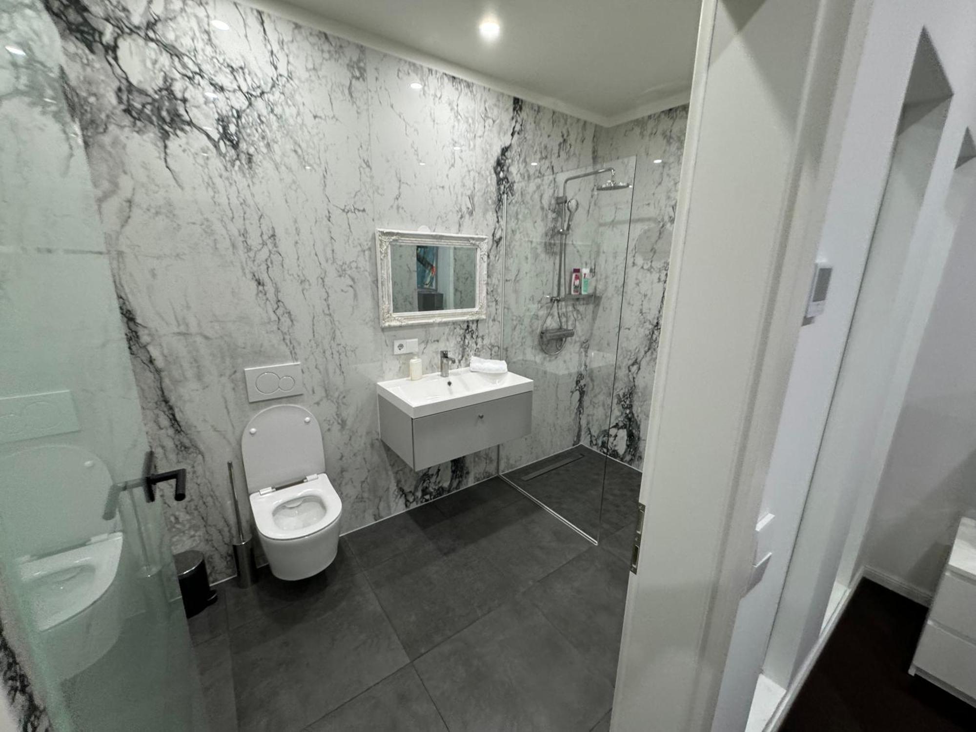 Design Apartment In The Centre Of Вена Экстерьер фото